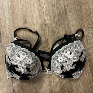 Victoria’s Secret 34D women’s bra